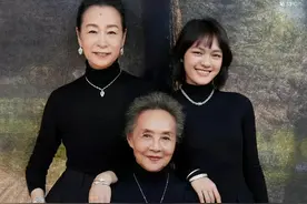 老了也要穿all-black，黑色高领针织衫配黑色西装裤，时尚又英气图片