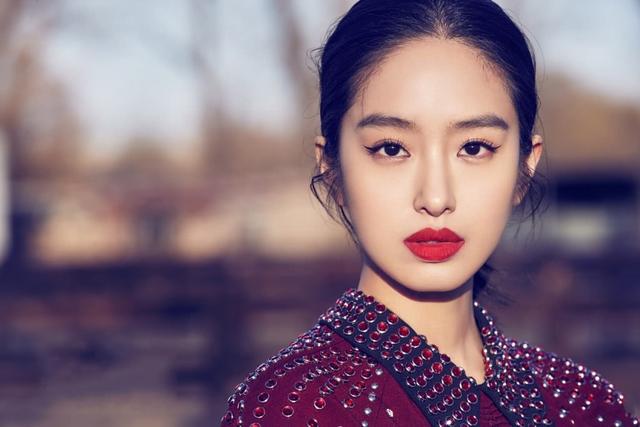 感的女人,在她的动态里无数人求她的口红色号,只是因为她的嘴唇好看