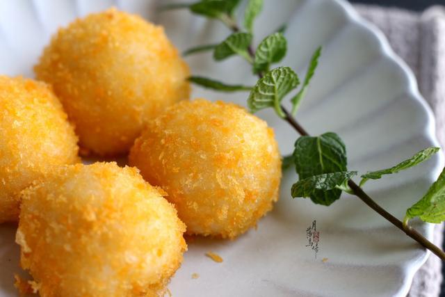 速冻汤圆可以油炸吗？记住2点，个个金黄不炸裂，根本不用扎孔