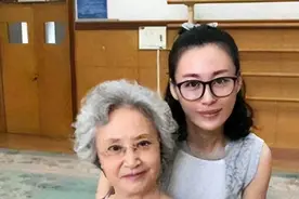 “白骨精”杨春霞：80岁不穿老年装，秀发微卷，真有书卷气质图片