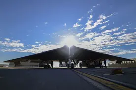 B-2隐身轰炸机，瞄准解放军军舰，在中国面前，隐轰已经不好使了图片
