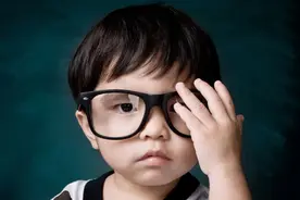 孩子每天玩1小时电子产品，大脑过半功能受损？研究结果了解一下图片