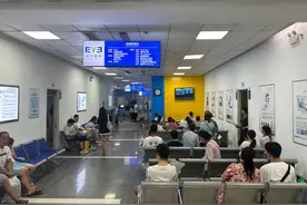 夜间刷视频太困 结果手机砸中眼险失明图片