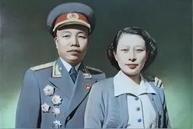 38年，毛主席偶遇王新兰，笑着说：当心你的肖华被别的姑娘抢跑了图片
