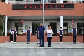 12岁男孩上演“教科书式”灭火 消防员给他颁奖状了！图片