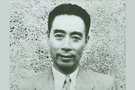 美国官员问周总理：中国人为何喜欢低头走路？总理的回答令他脸红图片