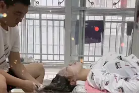 河南一妻子坐月子第15天，丈夫主动熬水为其洗头：细节感满满图片