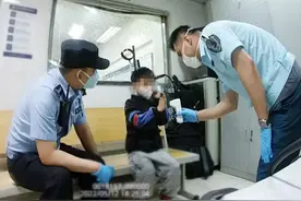 5岁男童偷偷溜下地铁 瞬间与父亲走散图片