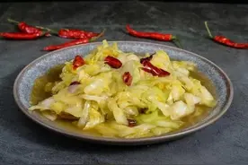 女儿的男朋友第一次上门，我用一盘剩菜招待，男孩的反应让人暖心图片