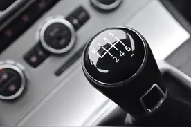 手动档汽车一档爬陡坡，怎么正确操作图片