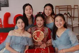 中国女足前国脚大婚！女足队长亲自担任伴娘，新郎戴着眼镜很斯文图片