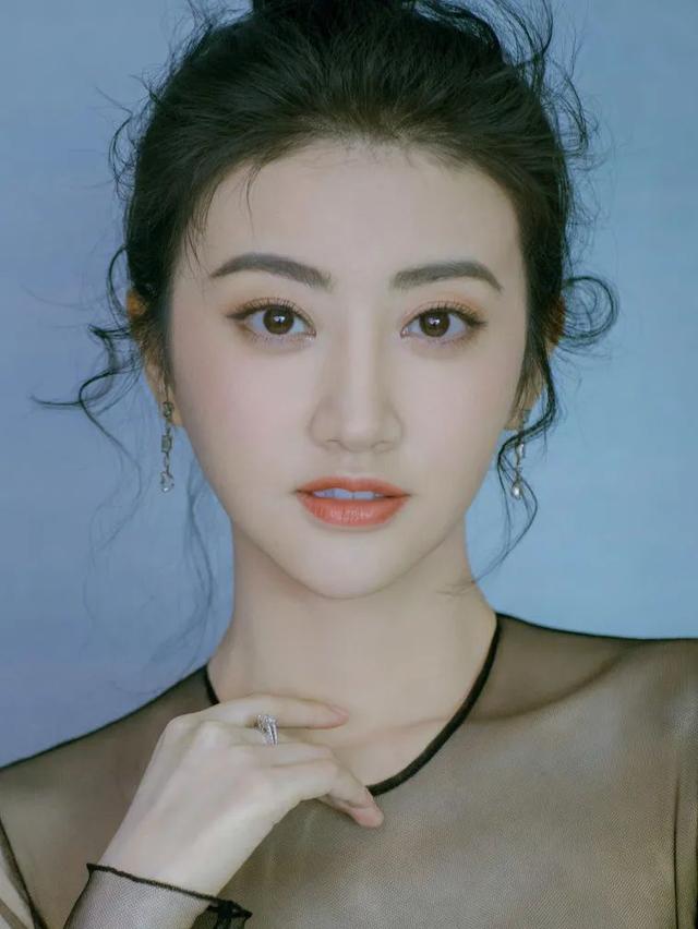 脸大额头宽的女生,如何逆袭变美?