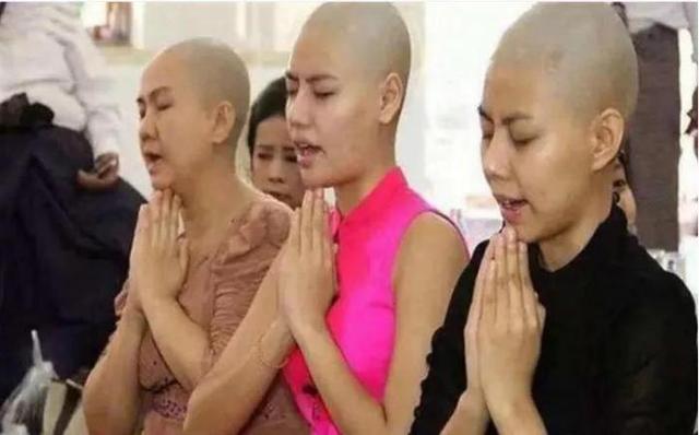 搔首弄姿，与游客寻欢作乐五台山美貌“尼姑”为何能如此放肆?