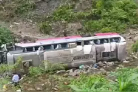 重庆城口载20人的客车翻入河道事故已致1死1重伤图片