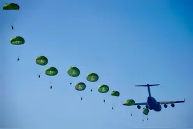 飞机失事，为何航空公司宁肯赔个精光，也不允许乘客跳伞逃生？图片