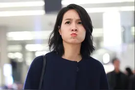 朱丹的藏蓝色服装太好看，又温柔又高级，显白效果杠杠的图片