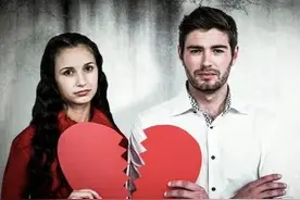 网上刷到老公趴在一个孕妇肚子上！？不分留着过年吗？哈哈哈图片