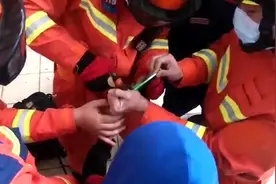 一线救援 | 深圳一男孩手卡摇摇车，消防5分钟快速取出图片
