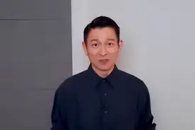 61岁刘德华近照大变样！脸部浮肿疑似整容，苹果肌僵硬微笑也艰难图片