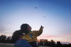 “主动带娃”还是“隐性啃老”？“带孙费”判决是最好的普法教材｜荔枝时评图片