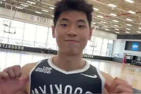 崔8上位!崔永熙入选篮网训练营20人大名单,身披8号球衣自信摆拍图片