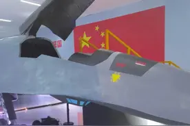 白帝模型竟有驾驶舱，一平三下显示器像真的一样，还有木纹装饰？图片