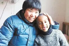 12年前，浙江农村奶奶收养了一个黑人小男孩巴比，如今怎么样了？图片