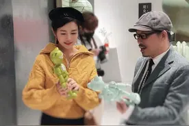 陈妍希的穿搭太有少女感了！黄色翻领毛衣搭配贝雷帽，俏皮又甜美图片
