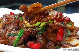 大蒜炒五花肉，很多人可能没吃过，那种浓浓的蒜香味道，特别味美图片