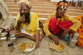 为什么印度吃饭不用筷子，喜欢用手抓饭，不只是印度会这么吃饭图片