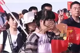 中国教科书撤侨惊艳世界，美国公民吐槽：机票涨价，提供贷款服务图片