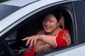 婚礼遇疫情新娘自己开车进村出嫁，新郎：凌晨三点就去了村口等图片