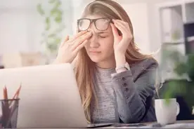 眼前总有黑影飘的人：你的视网膜可能“裂”了图片