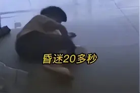 母子俩食物中毒，母亲昏厥8岁孩子，强撑摔倒寻求邻居帮助图片