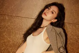 Angelababy披西装外套优雅迷人 羊毛卷造型知性温柔图片