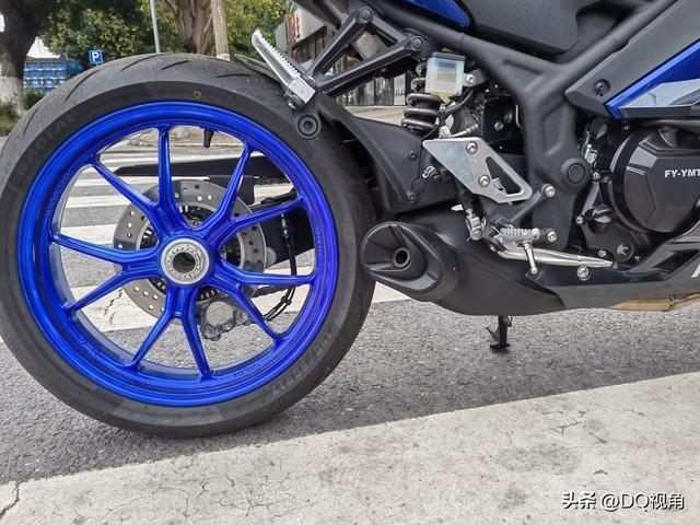 给力，国产高配仿赛摩托飞鹰RM35详解，双缸动力配鲍鱼卡钳