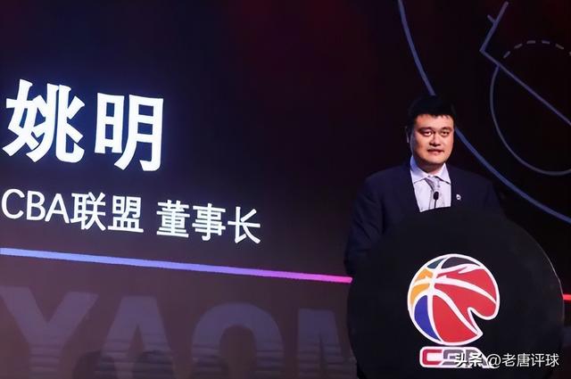 中国男篮深陷泥沼，姚明成替罪羔羊，“英雄”流血又流泪！