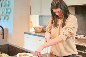 26岁超模肯豆切黄瓜，引发热议，“她没有生活技能吗”图片