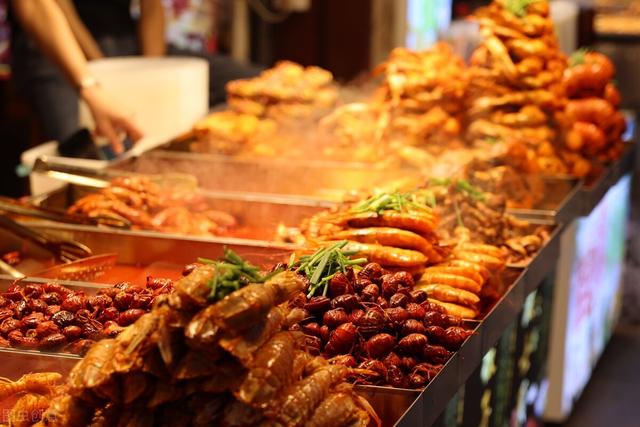 重庆餐馆利用“1元吃大餐”,一月收入20万,这策略不得不服