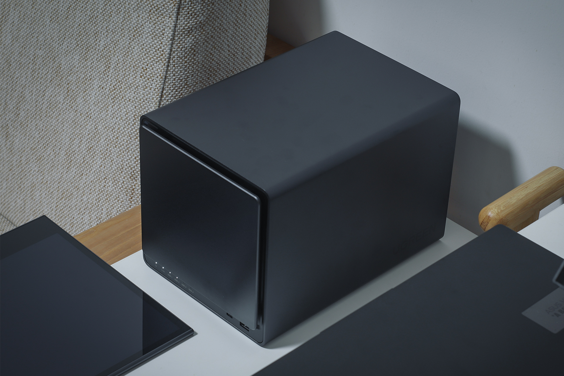 同时兼顾易用和专业的NAS是什么体验？绿联DX4600 PRO开箱