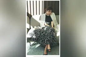 初春“碎花裙”又火了，试试这3个搭配思路，穿出优雅与气质图片