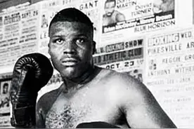 他曾与拳王泰森大战，加入黑帮被判60年监禁，如今仍在服刑图片