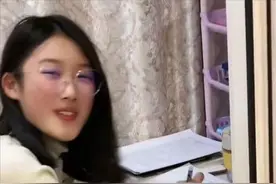 临近开学，女高中生熬夜补作业，妈妈吐槽，一晚上可以创造奇迹图片