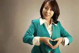 河南女老板离婚后，恋上小19岁下属，50岁冒险生3胞胎图片