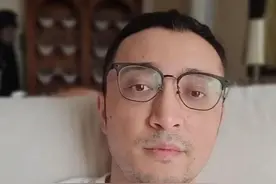 主持人尼格买提深夜伤感发文：你选的你受着，满脸憔悴疑受情伤图片