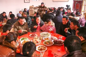 农村酒席上，白酒啤酒都成了摆设，为何现在的人不爱喝酒了？图片