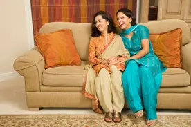 男女之间，女人以下四种小动作，对男人有着“致命”的吸引力图片