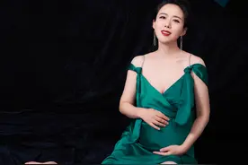 颜丹晨挺孕肚比心庆生，肚大似足球临盆在即，陈昊被误传是孩子爸图片