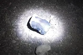浙江上空天降火球，实为火流星，落到村民家，地面被砸出8cm大坑图片