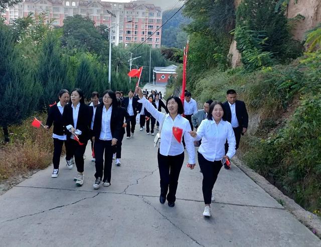 ϲӭ����� �滭�����̡����Ӱ��˴����Сѧ��ʦ�Ž��